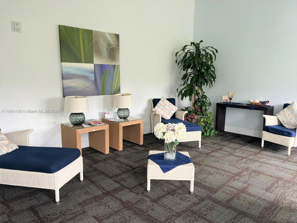 待售: $145,000 (1 贝兹, 2 浴室, 1070 平方英尺)