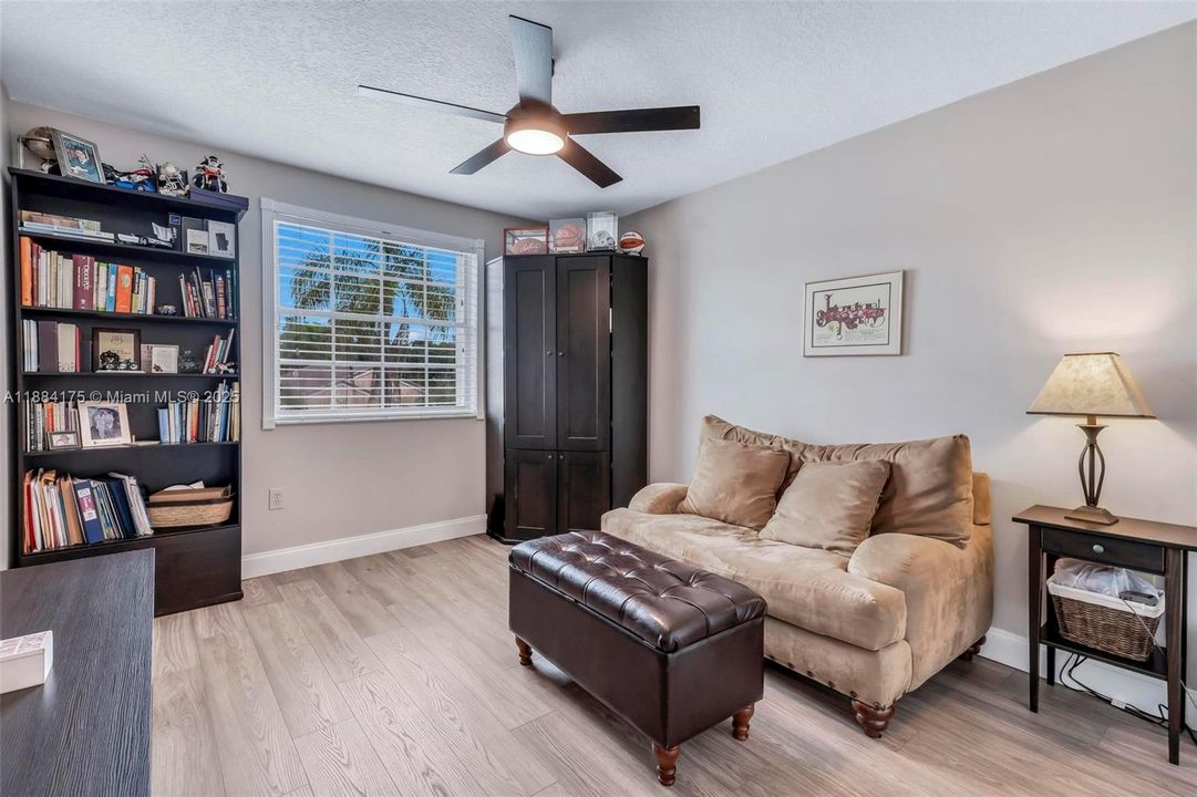 最近售出: $674,900 (3 贝兹, 2 浴室, 2071 平方英尺)