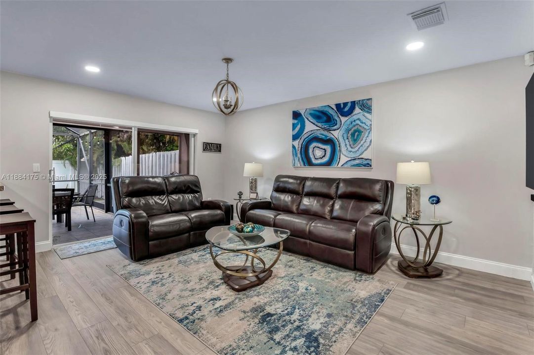 最近售出: $674,900 (3 贝兹, 2 浴室, 2071 平方英尺)