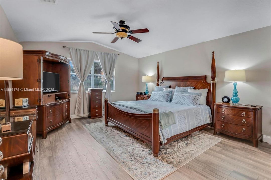 最近售出: $674,900 (3 贝兹, 2 浴室, 2071 平方英尺)