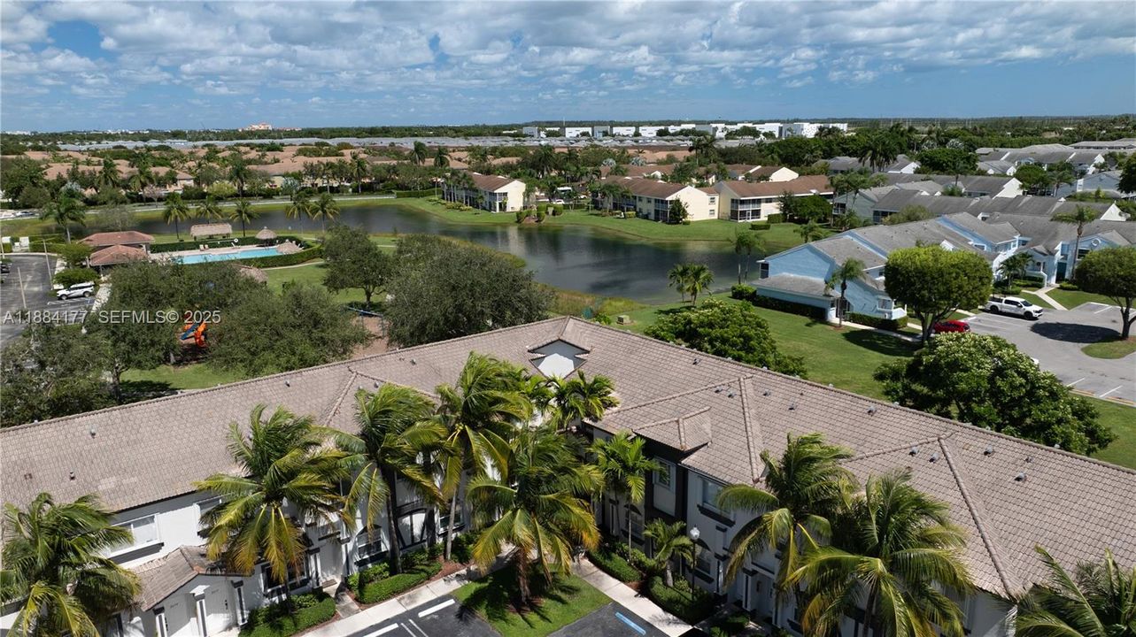 No neighbors behind – very private.