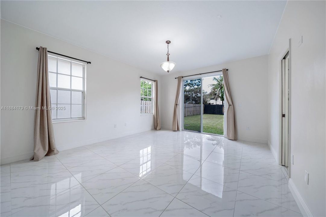 合同活跃: $3,100 (3 贝兹, 2 浴室, 1519 平方英尺)