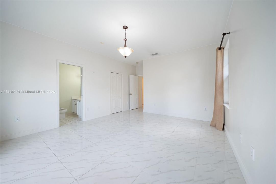 合同活跃: $3,100 (3 贝兹, 2 浴室, 1519 平方英尺)