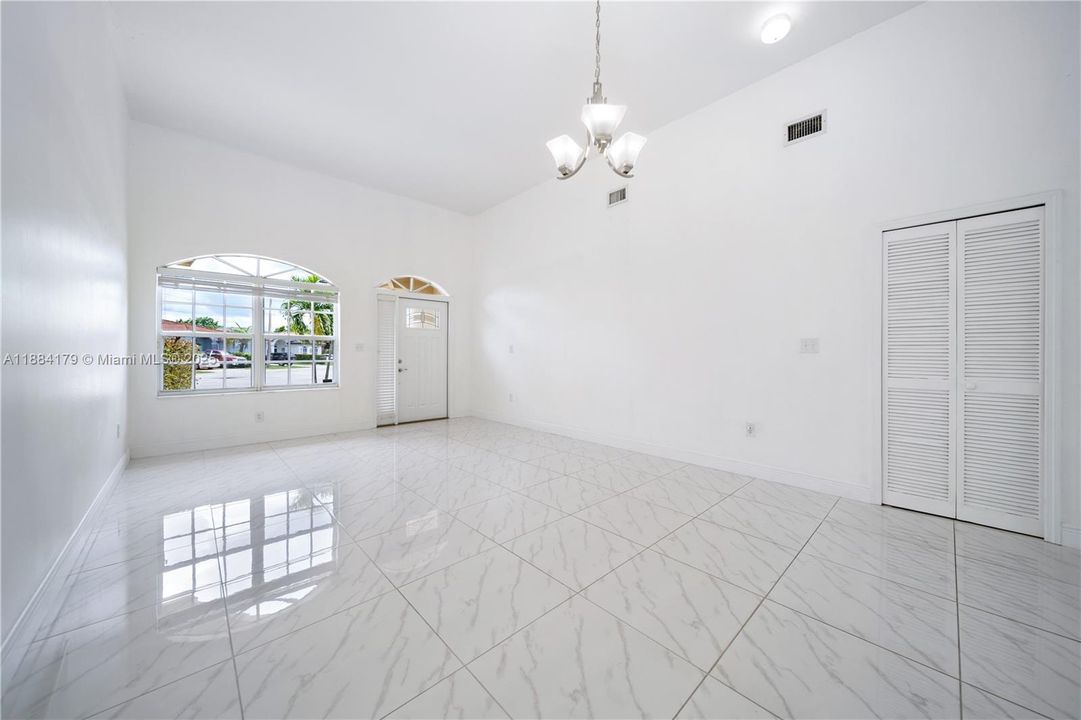 合同活跃: $3,100 (3 贝兹, 2 浴室, 1519 平方英尺)