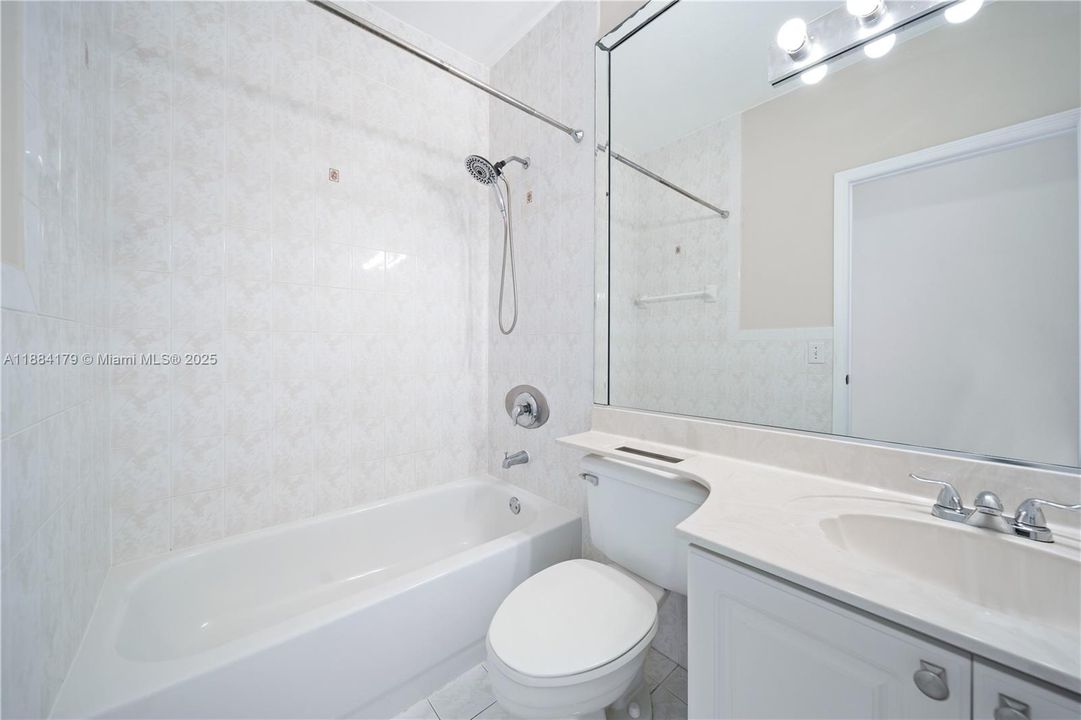 合同活跃: $3,100 (3 贝兹, 2 浴室, 1519 平方英尺)