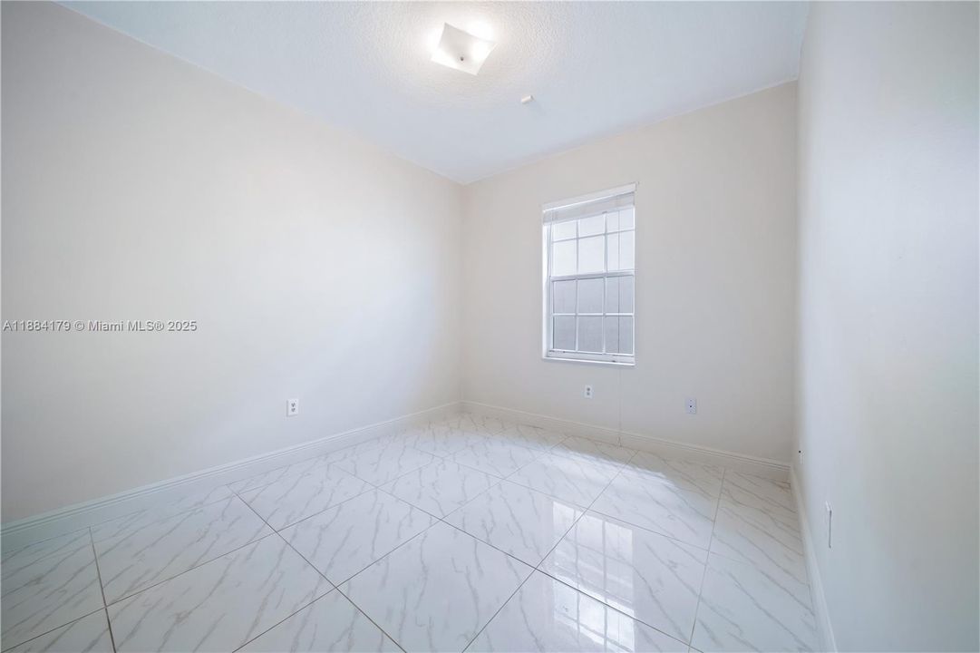 合同活跃: $3,100 (3 贝兹, 2 浴室, 1519 平方英尺)