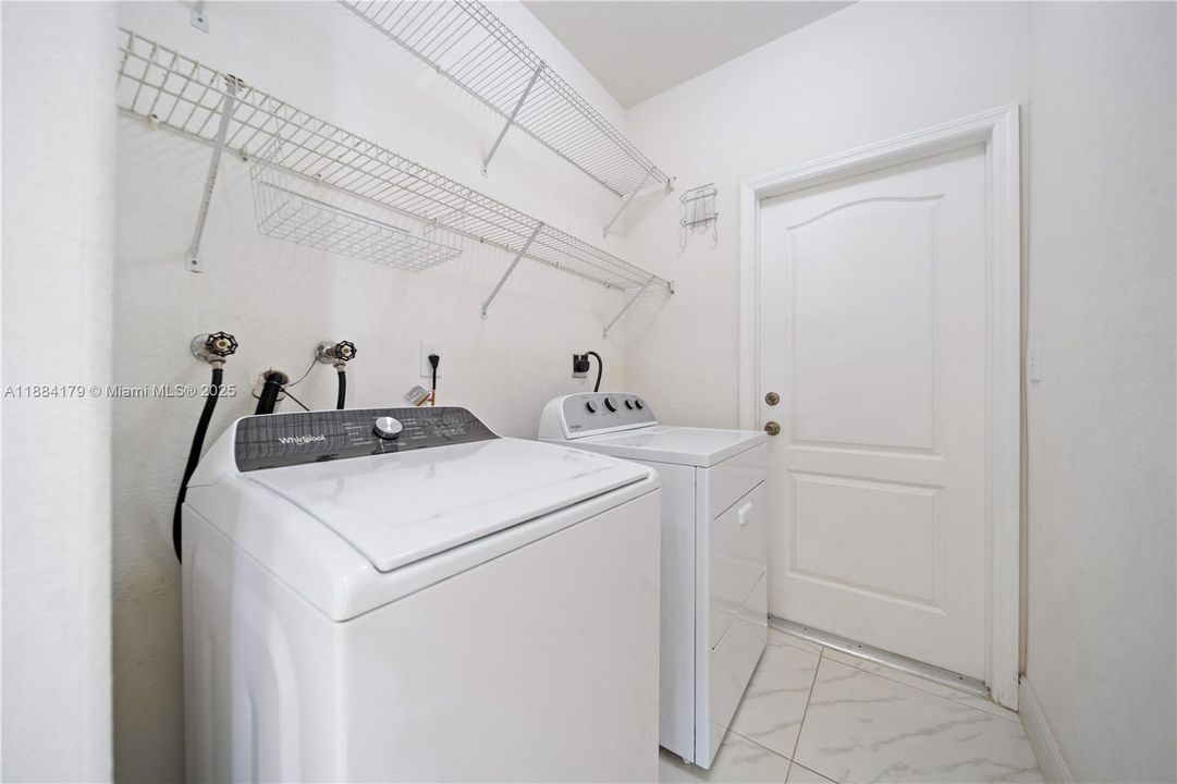 合同活跃: $3,100 (3 贝兹, 2 浴室, 1519 平方英尺)