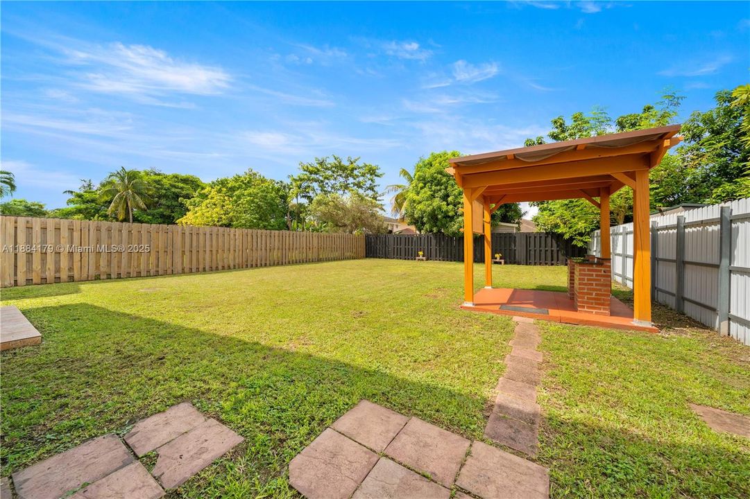 合同活跃: $3,100 (3 贝兹, 2 浴室, 1519 平方英尺)