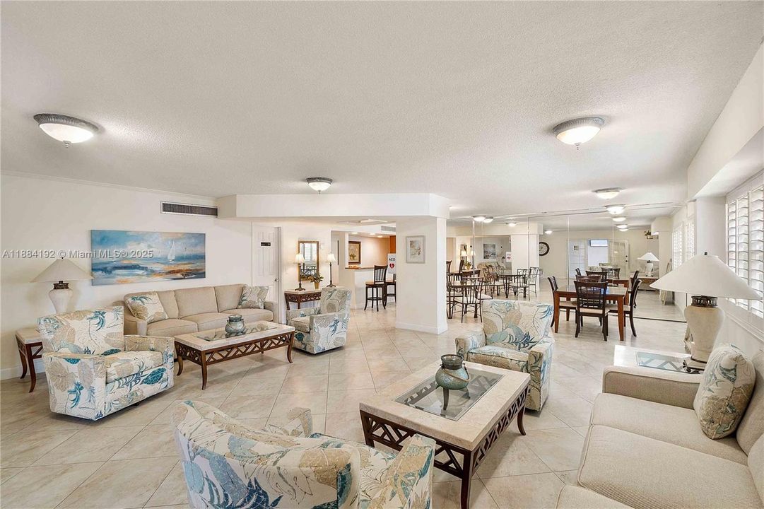 合同活跃: $438,000 (2 贝兹, 2 浴室, 975 平方英尺)