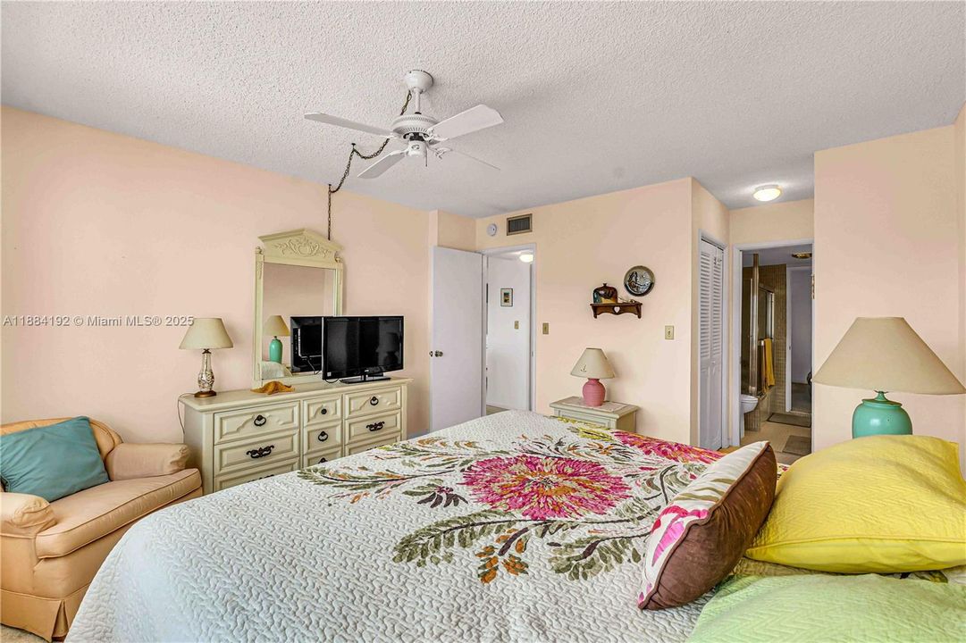 合同活跃: $438,000 (2 贝兹, 2 浴室, 975 平方英尺)