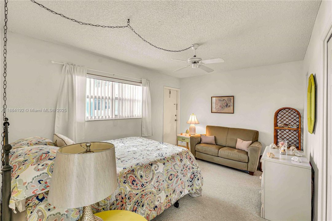 合同活跃: $438,000 (2 贝兹, 2 浴室, 975 平方英尺)