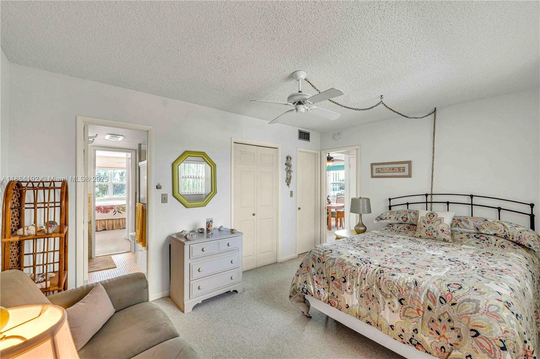 合同活跃: $438,000 (2 贝兹, 2 浴室, 975 平方英尺)