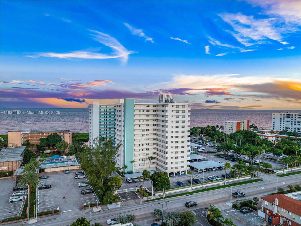 合同活跃: $438,000 (2 贝兹, 2 浴室, 975 平方英尺)