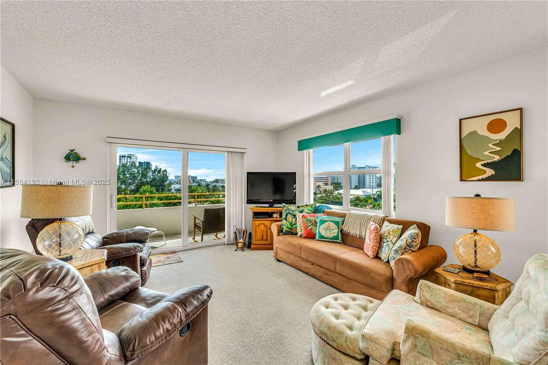 合同活跃: $438,000 (2 贝兹, 2 浴室, 975 平方英尺)