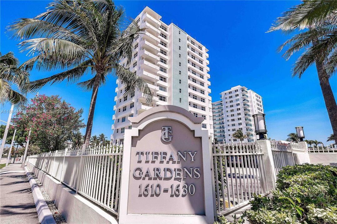 合同活跃: $438,000 (2 贝兹, 2 浴室, 975 平方英尺)