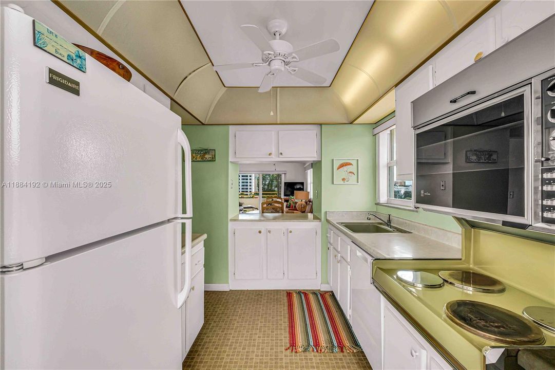 合同活跃: $438,000 (2 贝兹, 2 浴室, 975 平方英尺)