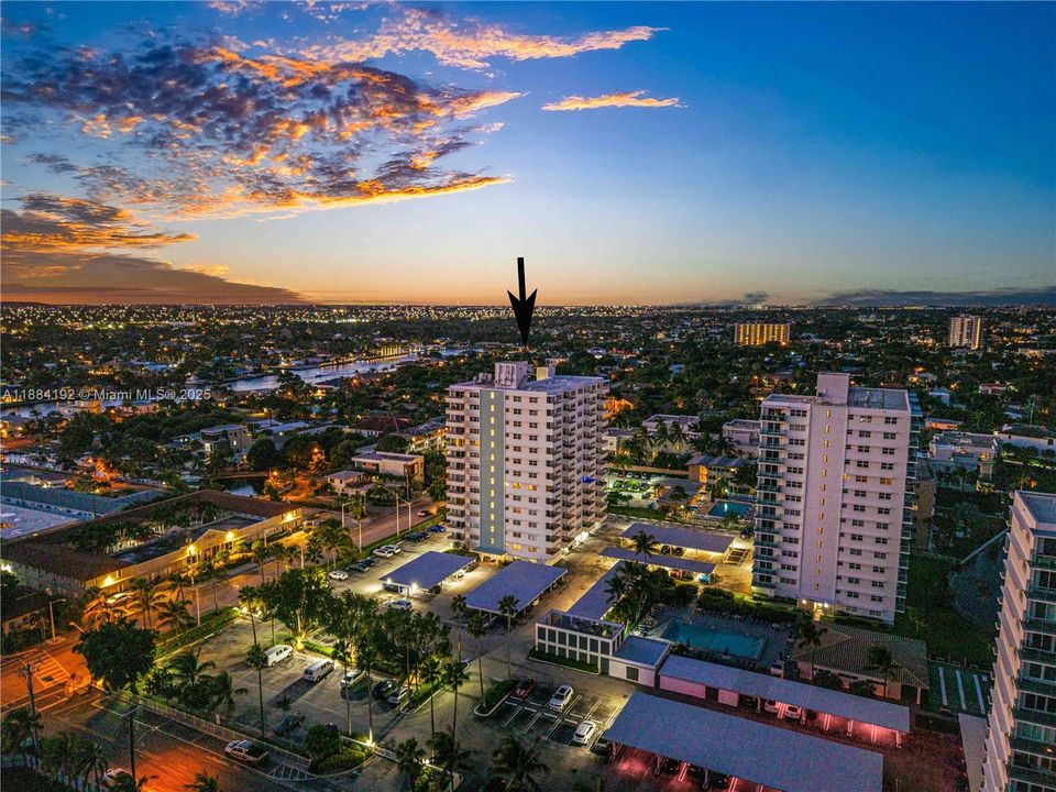 合同活跃: $438,000 (2 贝兹, 2 浴室, 975 平方英尺)