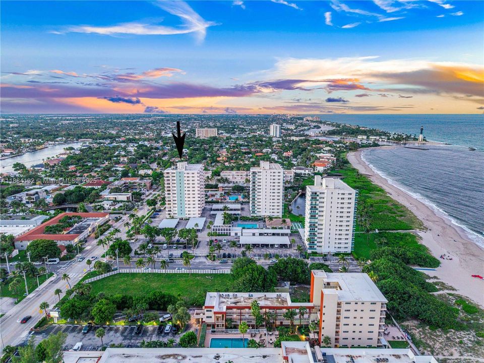 合同活跃: $438,000 (2 贝兹, 2 浴室, 975 平方英尺)