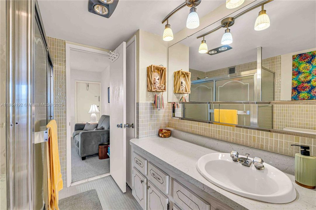 合同活跃: $438,000 (2 贝兹, 2 浴室, 975 平方英尺)