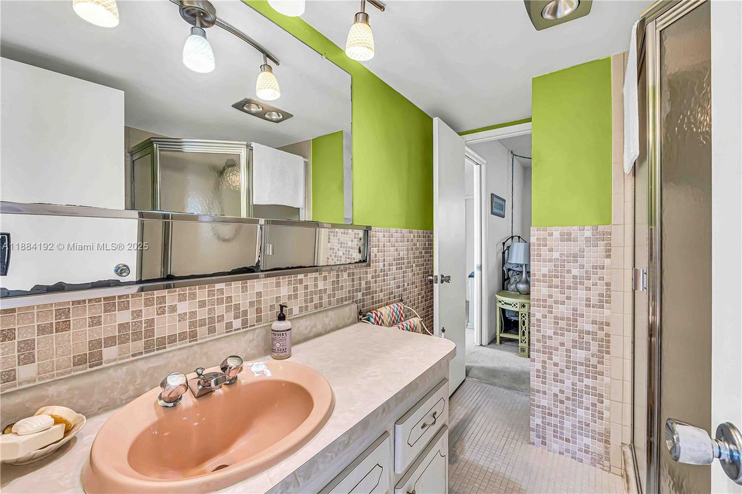 合同活跃: $438,000 (2 贝兹, 2 浴室, 975 平方英尺)