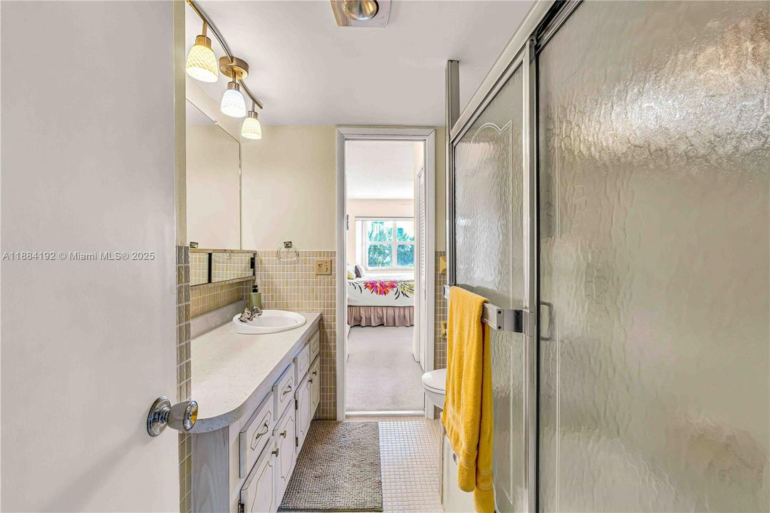 合同活跃: $438,000 (2 贝兹, 2 浴室, 975 平方英尺)