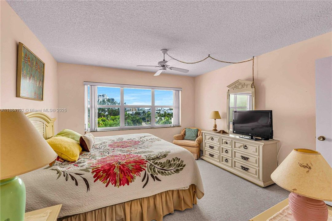 合同活跃: $438,000 (2 贝兹, 2 浴室, 975 平方英尺)