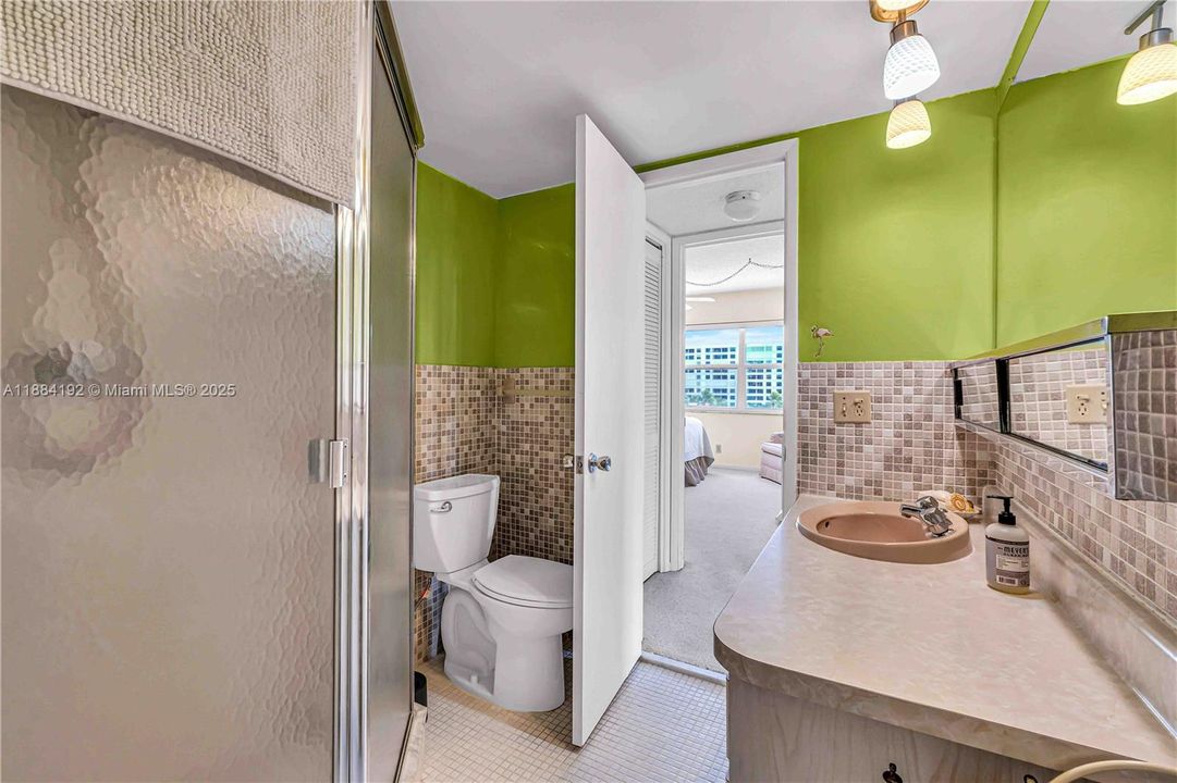 合同活跃: $438,000 (2 贝兹, 2 浴室, 975 平方英尺)