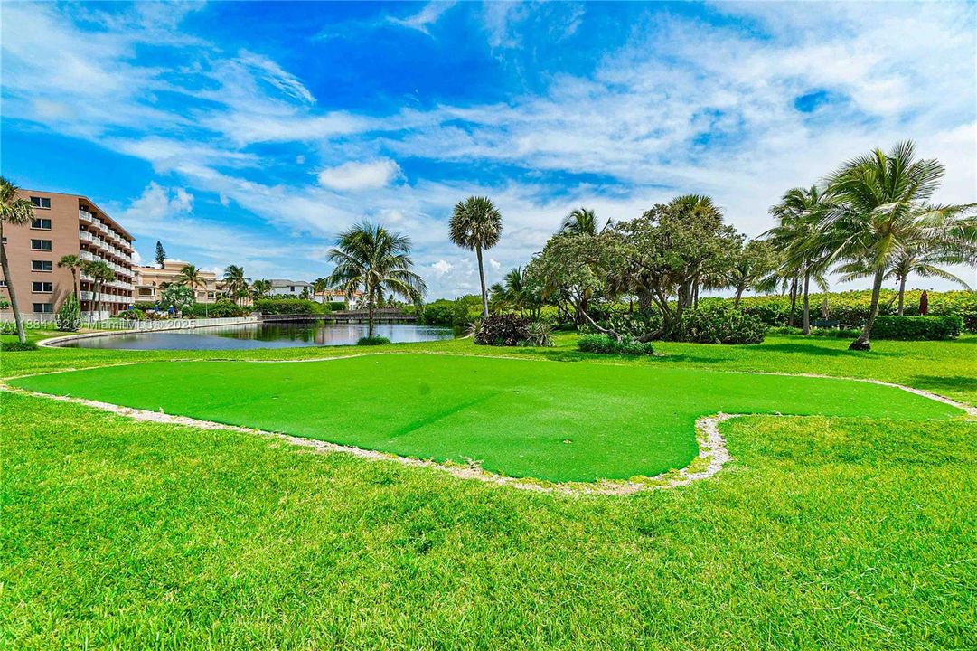 合同活跃: $438,000 (2 贝兹, 2 浴室, 975 平方英尺)