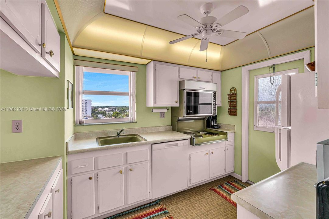 合同活跃: $438,000 (2 贝兹, 2 浴室, 975 平方英尺)