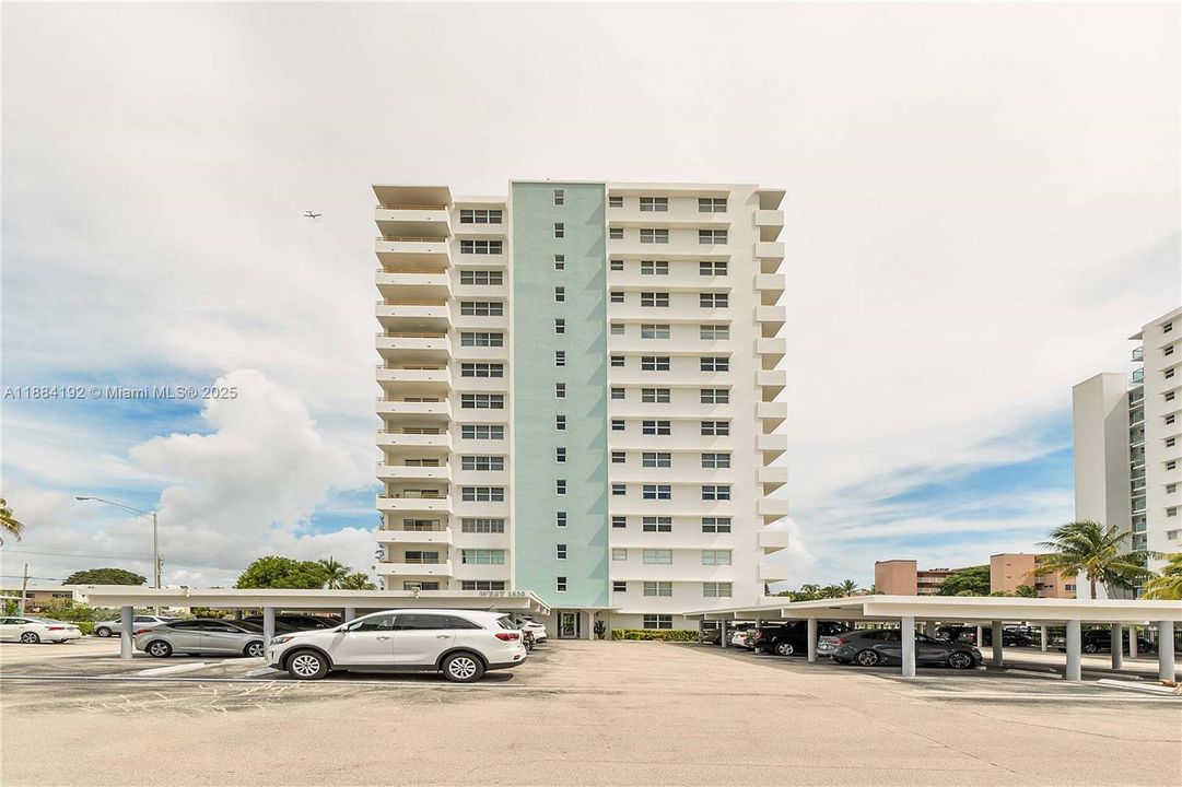 合同活跃: $438,000 (2 贝兹, 2 浴室, 975 平方英尺)