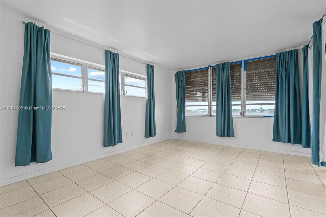 待售: $245,000 (2 贝兹, 2 浴室, 1633 平方英尺)