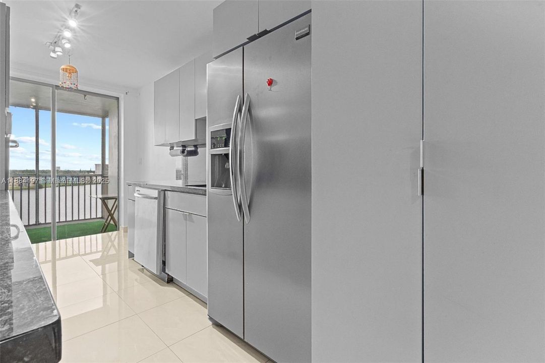 待售: $245,000 (2 贝兹, 2 浴室, 1633 平方英尺)