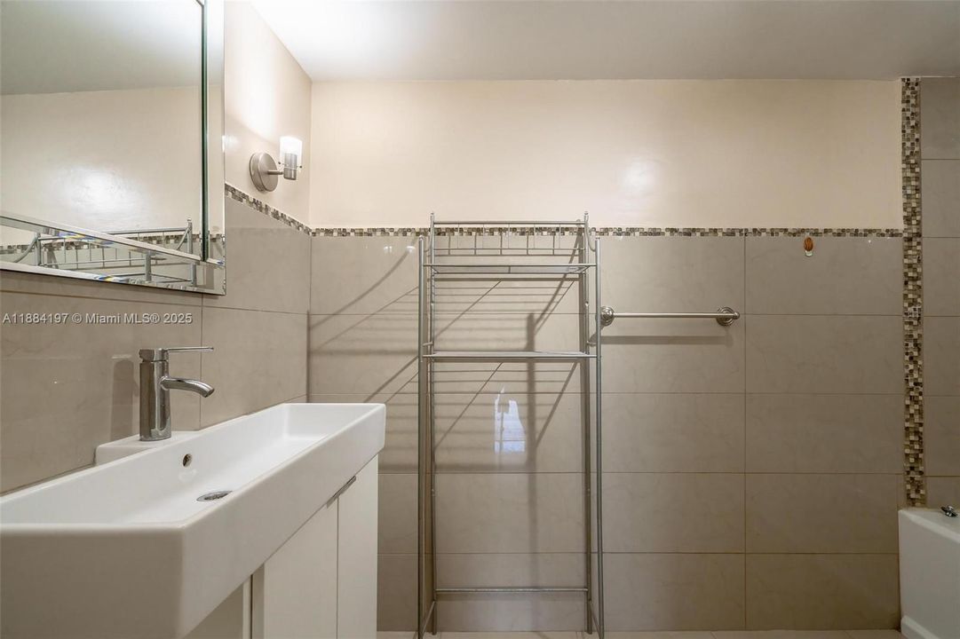 待售: $245,000 (2 贝兹, 2 浴室, 1633 平方英尺)