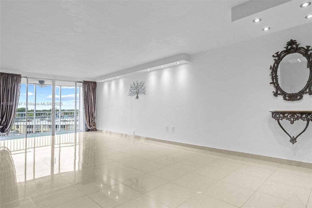 待售: $245,000 (2 贝兹, 2 浴室, 1633 平方英尺)