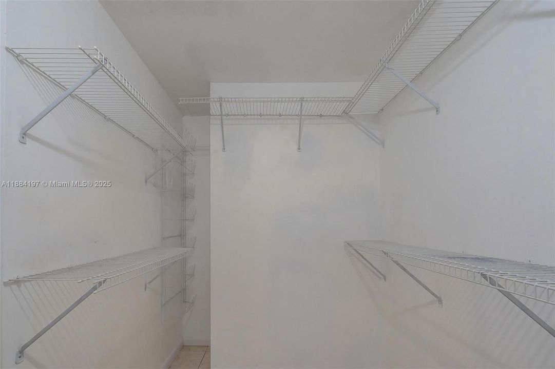 待售: $245,000 (2 贝兹, 2 浴室, 1633 平方英尺)