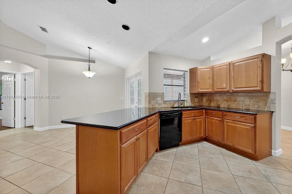 最近售出: $449,000 (3 贝兹, 2 浴室, 1740 平方英尺)