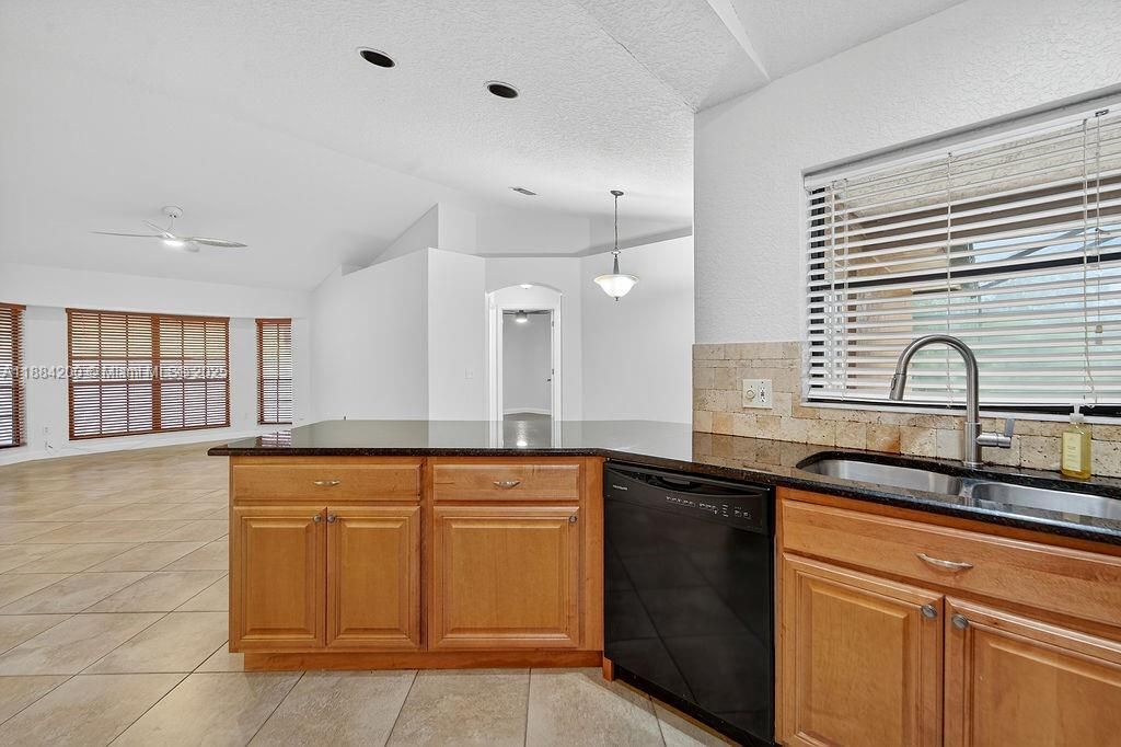 最近售出: $449,000 (3 贝兹, 2 浴室, 1740 平方英尺)