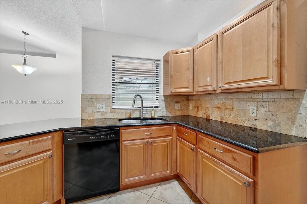 最近售出: $449,000 (3 贝兹, 2 浴室, 1740 平方英尺)