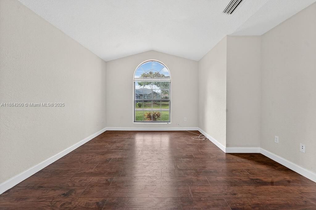 最近售出: $449,000 (3 贝兹, 2 浴室, 1740 平方英尺)