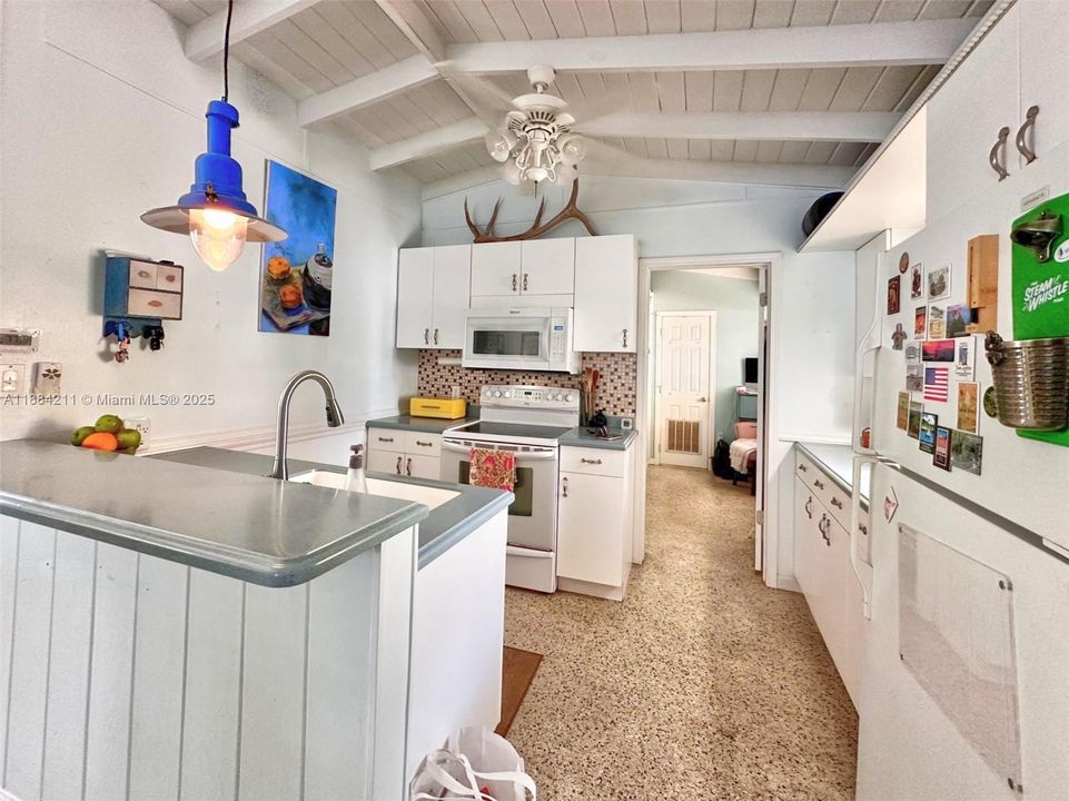 For Sale: $1,199,000 (3 beds, 2 baths, 920 Square Feet)