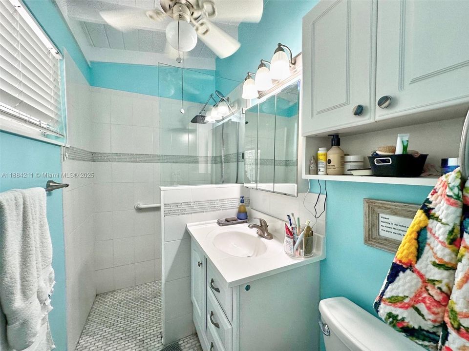 For Sale: $1,199,000 (3 beds, 2 baths, 920 Square Feet)