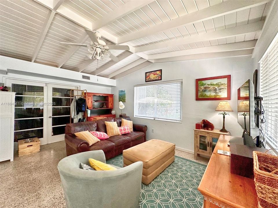 For Sale: $1,199,000 (3 beds, 2 baths, 920 Square Feet)