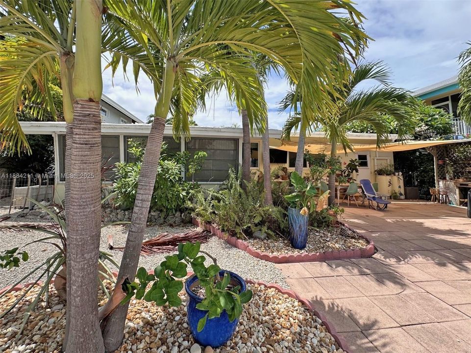 For Sale: $1,199,000 (3 beds, 2 baths, 920 Square Feet)