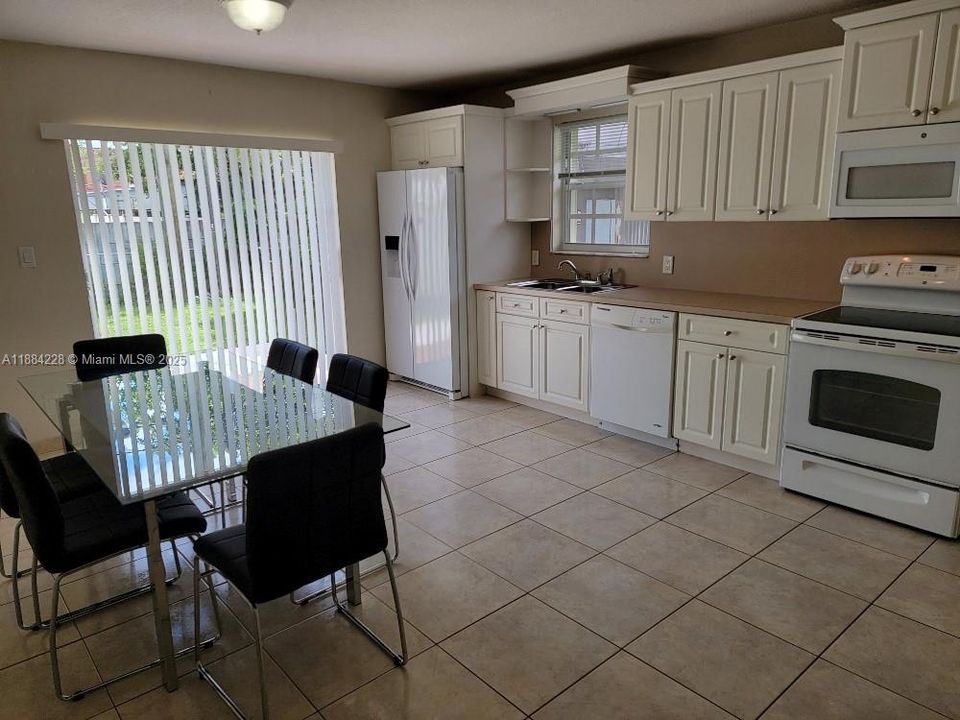 Recientemente alquilado: $2,885 (3 camas, 2 baños, 0 Pies cuadrados)