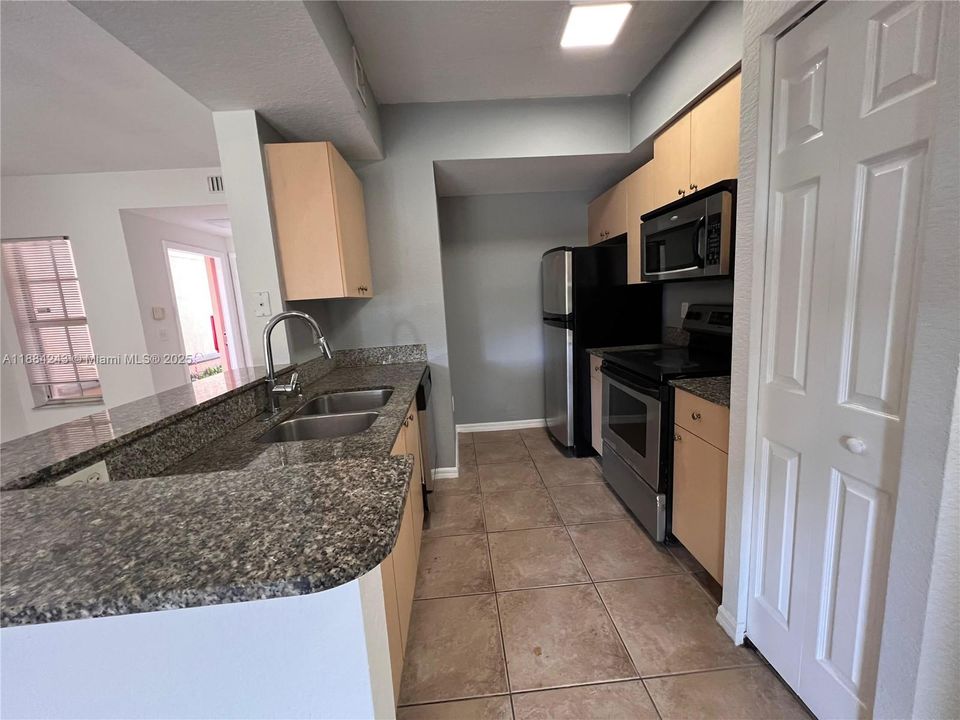 For Sale: $280,000 (1 beds, 1 baths, 850 Square Feet)