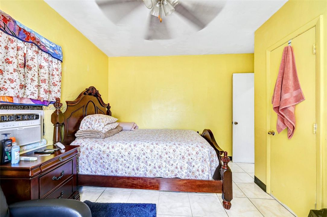 合同活跃: $385,000 (2 贝兹, 1 浴室, 830 平方英尺)