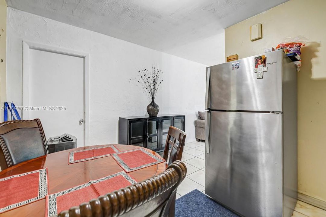 合同活跃: $385,000 (2 贝兹, 1 浴室, 830 平方英尺)