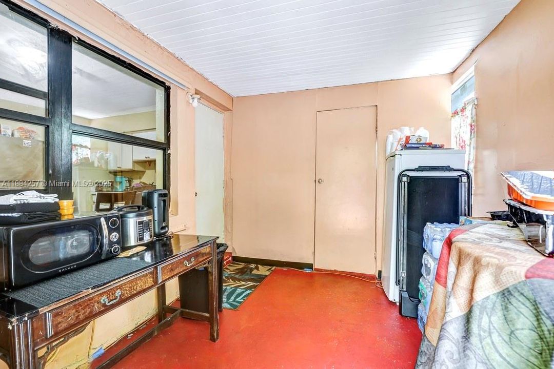 合同活跃: $385,000 (2 贝兹, 1 浴室, 830 平方英尺)