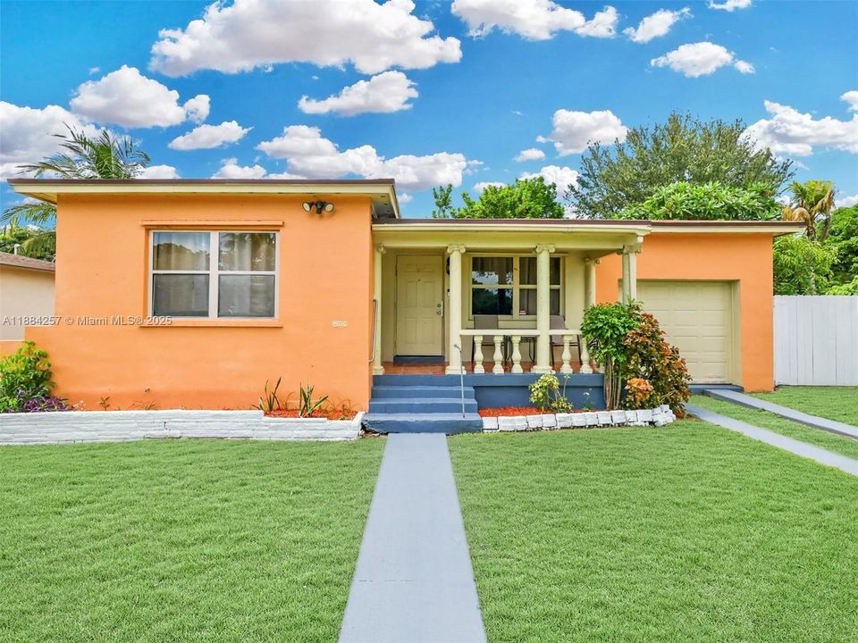 合同活跃: $385,000 (2 贝兹, 1 浴室, 830 平方英尺)