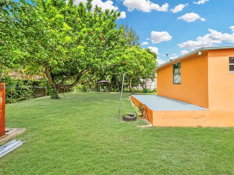 合同活跃: $385,000 (2 贝兹, 1 浴室, 830 平方英尺)